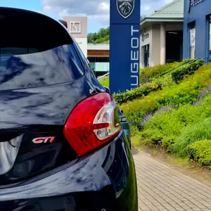 PEUGEOT 208 GTI - thumb 2
